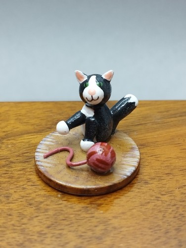Hubrig katze mit wollknäul - katze,